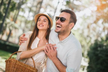 Eğleniyor ve açık havada yürüyüş gülüyor genç çift