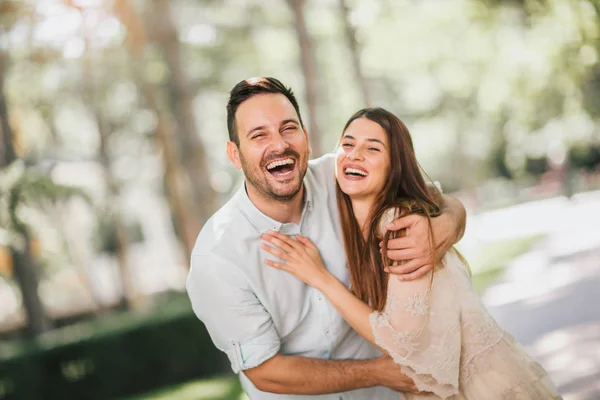 Cheerful Young Couple Having Fun Laughing Together Walking Outdoors — Stock Photo, Image
