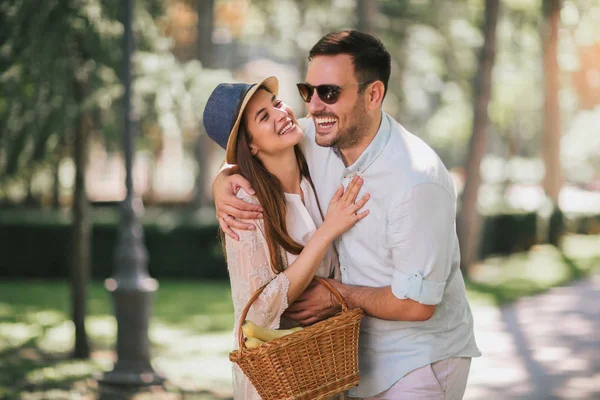 Jovem Casal Alegre Divertindo Rindo Juntos Andando Com Cesta Parque — Fotografia de Stock