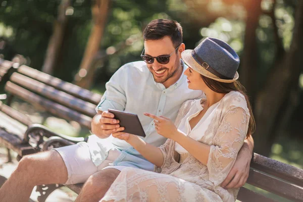 Pareja Feliz Viendo Los Medios Comunicación Utilizando Mesa Digital Sentado —  Fotos de Stock