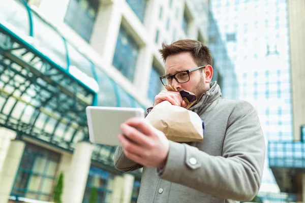 Homme Affaires Tenant Sac Papier Sur Bouche Utilisant Une Tablette — Photo