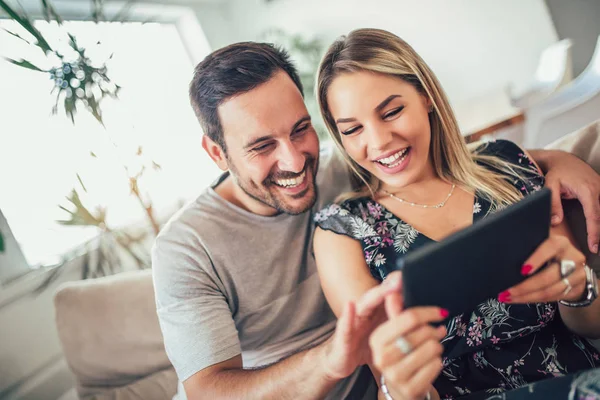 Casal Feliz Atraente Usando Tablet Digital Casa — Fotografia de Stock