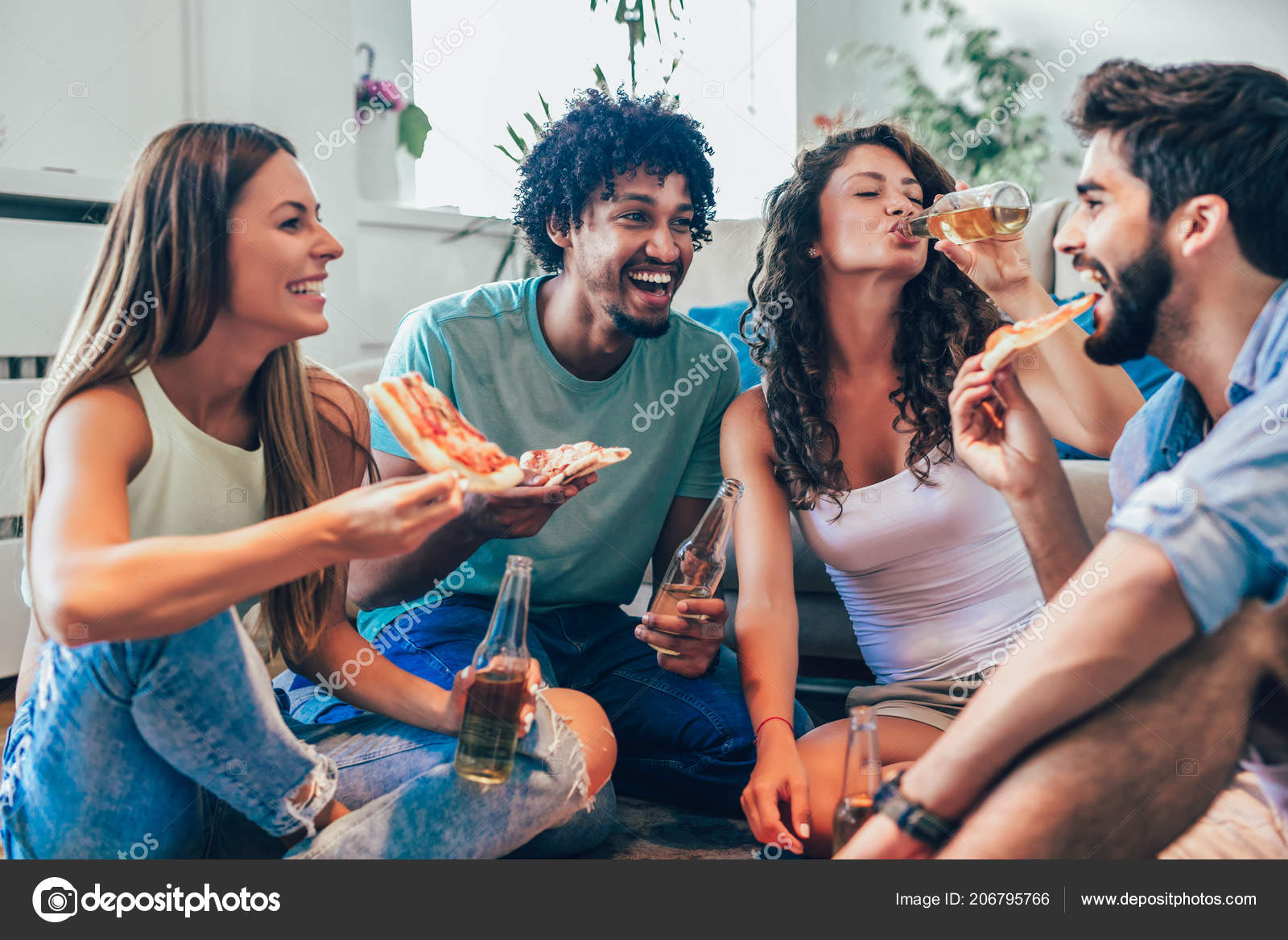 Group Young Friends Eating Pizza Drink Beer Home Home Party — Stock