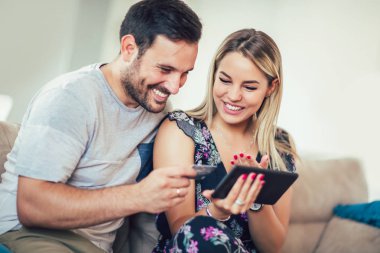 tablet pc ve evde, teknoloji alışveriş ve online alışveriş kavramı Kredikartı ile mutlu çift gülümseyen 