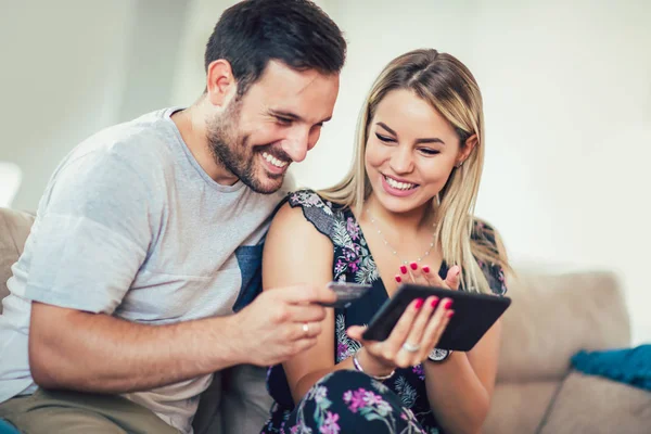 Leende Lyckliga Par Med Tabletpc Och Kreditkort Hemma Teknik Och — Stockfoto