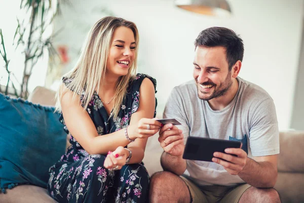 Sonriente Feliz Pareja Con Tablet Tarjeta Crédito Compras Casa Tecnología —  Fotos de Stock