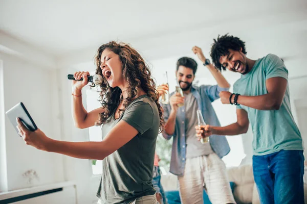 Grupo Amigos Jugando Karaoke Casa Concepto Amistad Entretenimiento Casa — Foto de Stock