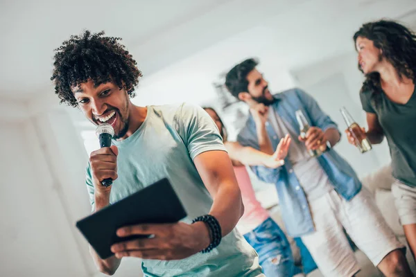 Grupo Amigos Jogando Karaoke Casa Conceito Amizade Entretenimento Casa — Fotografia de Stock