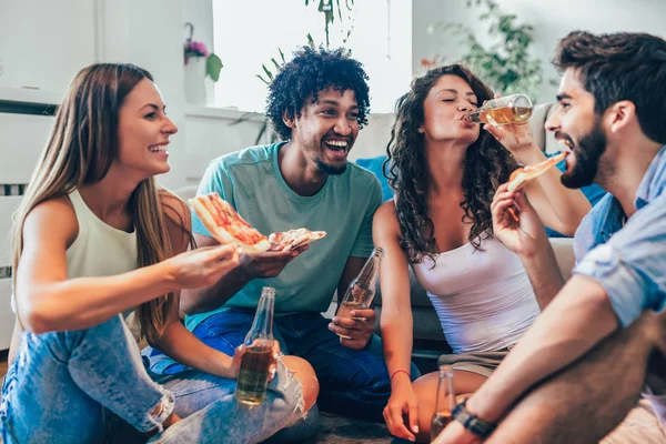 Grupo Jovens Amigos Comendo Pizza Beber Cerveja Casa Conceito Festa — Fotografia de Stock