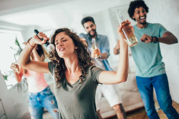 Grupo Amigos Jugando Karaoke Casa Concepto Amistad Entretenimiento Casa — Foto de Stock