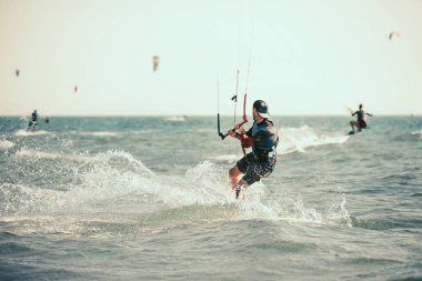 Profesyonel kiter zor hüner dalgalar arasında yapma kavramı, Kitesurfing ve Kiteboarding 