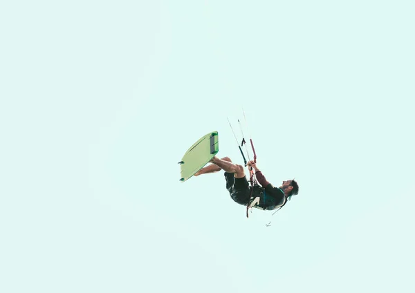 Kiter Profissional Fazendo Truque Difícil Fundo Céu Azul Kitesurfing Conceito — Fotografia de Stock