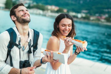 Deniz kenarında sokakta pizza yemek turist mutlu çift