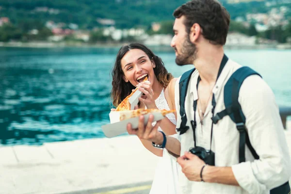 Coppia Felice Turista Mangiare Pizza Sulla Strada Vicino Mare — Foto Stock