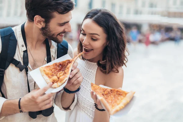 Heureux Couple Touristes Manger Pizza Dans Rue — Photo