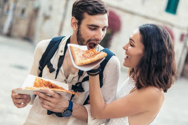 Heureux Couple Touristes Manger Pizza Dans Rue — Photo