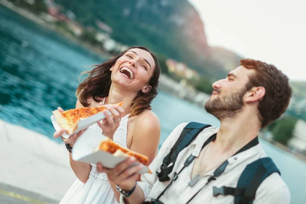 Glad Par Turist Spise Pizza Gaden Nær Havet - Stock-foto