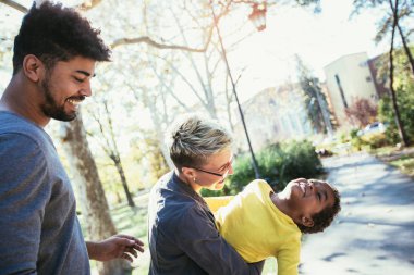 Mutlu genç karışık yarış çift kızı Park ile vakit 