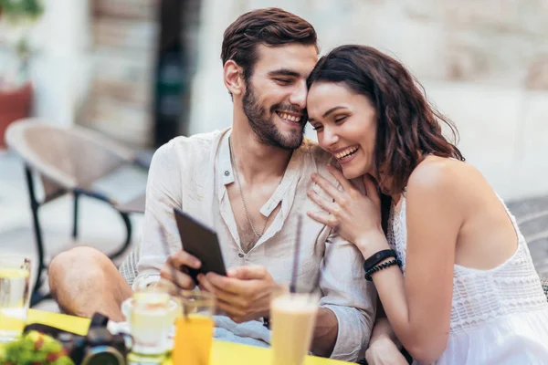 Young Couple Tourist Drinking Coffee Using Tablet While Sitting Cafe — Stock Photo, Image