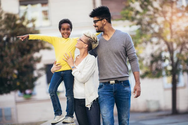 Heureux Jeune Couple Mixte Amuser Avec Fille Plein Air — Photo