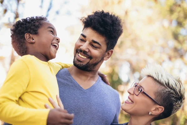 Heureux Jeune Couple Mixte Amuser Avec Fille Plein Air — Photo