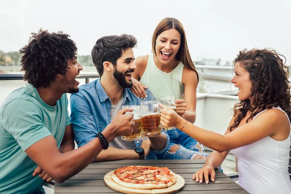 Groep Jonge Vrolijke Mensen Eten Pizza Bier Drinken Zittend Het — Stockfoto
