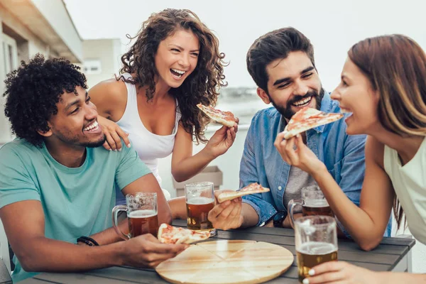 Groep Jonge Vrolijke Mensen Eten Pizza Bier Drinken Zittend Het — Stockfoto