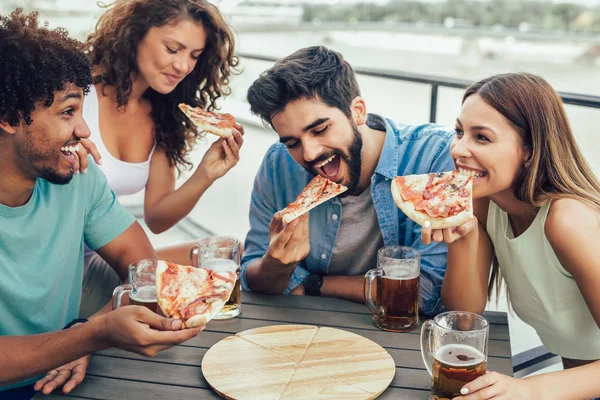 Ομάδα Νέων Χαρούμενος Τρώει Πίτσα Και Πίνοντας Μπύρα Ενώ Κάθεται — Φωτογραφία Αρχείου