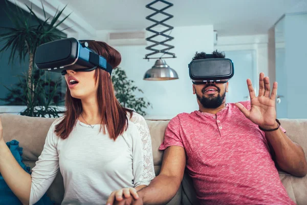 Ung Man Och Kvinna Casual Kläder Bär Virtual Reality Glasögon — Stockfoto