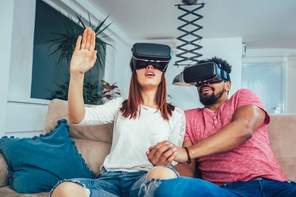 Ung Man Och Kvinna Casual Kläder Bär Virtual Reality Glasögon — Stockfoto