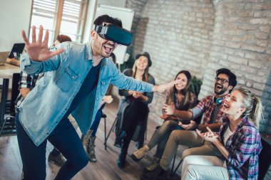 Takım yapar ve ekip Vr gözlük kullanırken seminer oluşturma sırasında egzersiz eğitim iş adamları  