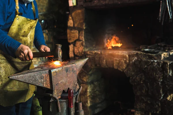 铁匠手工锻造熔融金属在铁匠的铁砧与火花烟花 — 图库照片