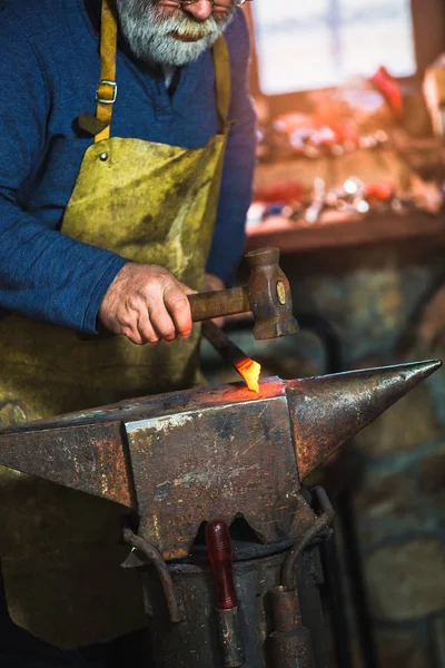 Ferreiro Manualmente Forjar Metal Fundido Bigorna Ferreiro Com Fogos Artifício — Fotografia de Stock