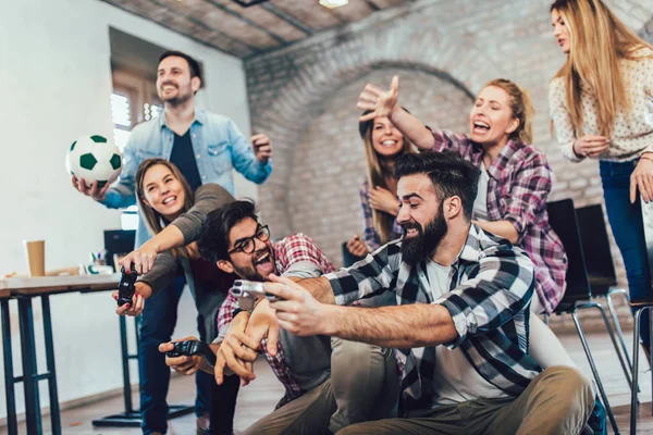 Compañeros Trabajo Jugando Videojuegos Offic — Foto de Stock