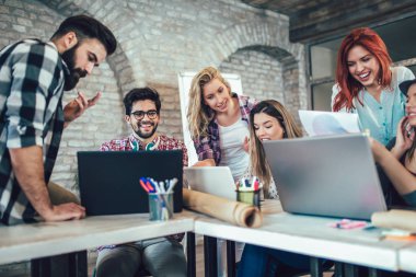  Grup genç iş adamları içinde smart casual giyim birlikte yaratıcı ofisinde çalışan