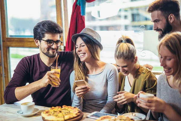 Jóvenes Amigos Disfrutando Sentados Mesa Pizzería — Foto de Stock