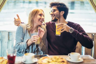 Çift pizza kafede zevk ve birlikte eğlenmek gülümseyen