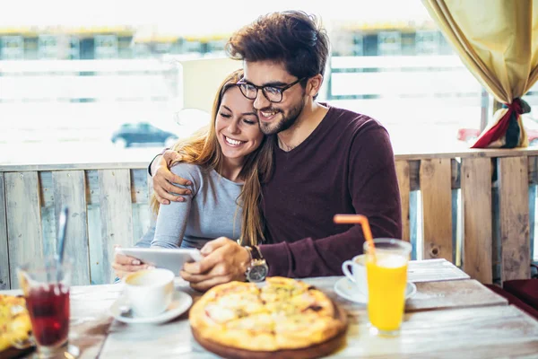 Sorrindo Casal Desfrutando Pizza Usando Tablet Café — Fotografia de Stock