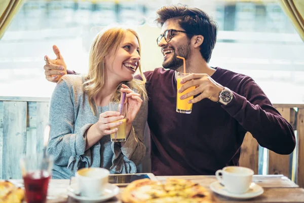 Lächelndes Paar Genießt Pizza Café Und Amüsiert Sich Zusammen — Stockfoto