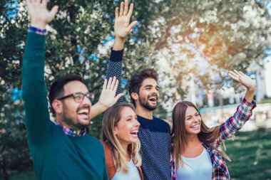 Bir grup genç insan parkta yürüyüş 