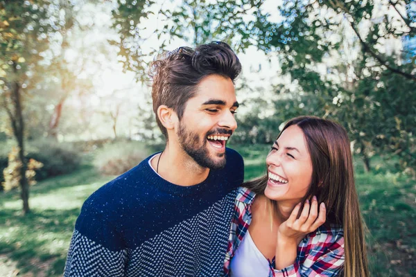 Sorrindo Jovem Casal Abraçando Parque Outono — Fotografia de Stock