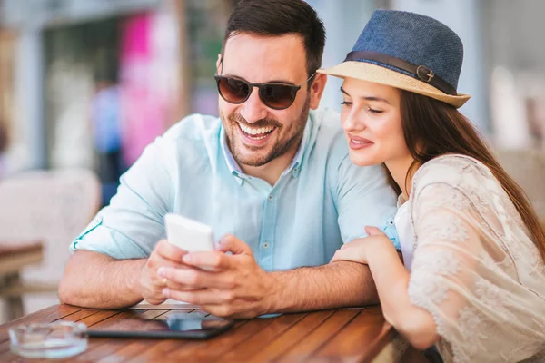Feliz Pareja Amor Usando Teléfono Inteligente Mientras Está Sentado Café —  Fotos de Stock