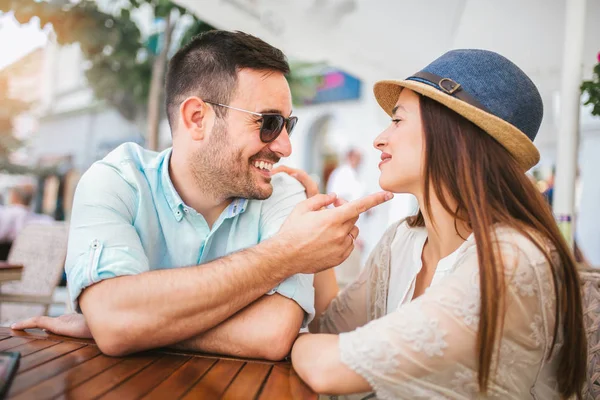 Couple Heureux Amoureux Assis Profiter Conversation Dans Café — Photo