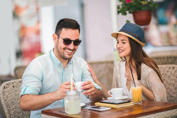 恋カフェで楽しんで会話を座っている幸せなカップル — ストック写真