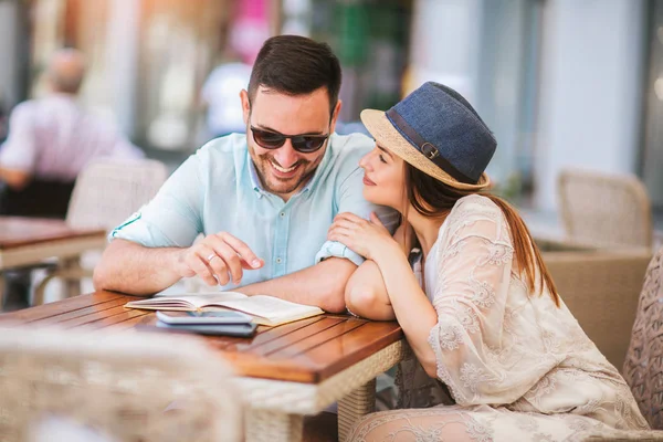 Schönes Liebespaar Sitzt Café Und Genießt Den Kaffee Mit Gespräch — Stockfoto