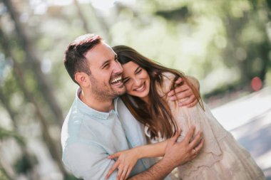 Eğleniyor ve açık havada birlikte gülen genç Çift