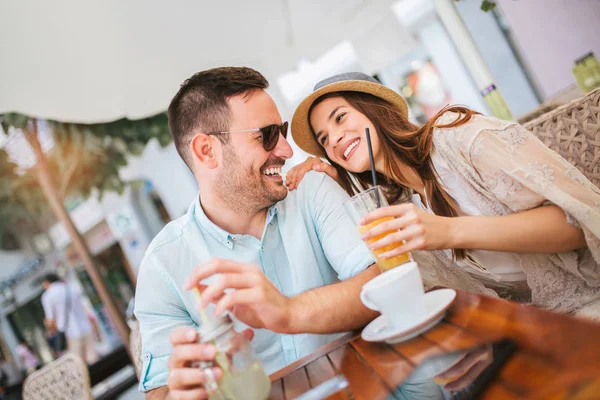 Beau Couple Amoureux Assis Dans Café Profiter Café Avec Conversation — Photo