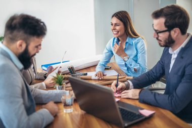 Birlikte bir proje üzerinde çalışırken ve ofiste beyin fırtınası iş adamları