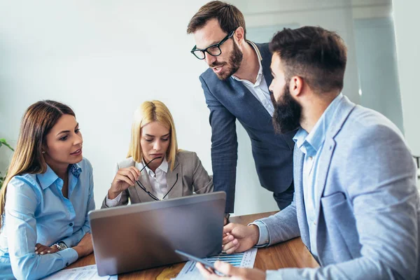 Obchodní Lidé Spolupracují Projektu Brainstorming Úřadu — Stock fotografie