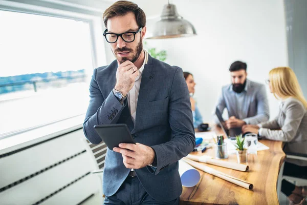 Retrato Joven Empresario Que Usa Tableta Digital Mientras Sus Colegas — Foto de Stock